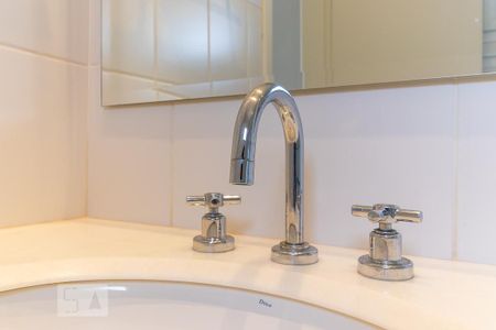 Casa de condomínio à venda com 498m², 6 quartos e 4 vagasBanheiro da suíte 4