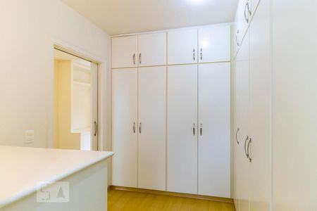 Casa de condomínio à venda com 498m², 6 quartos e 4 vagasQuarto da suíte 1 - Closet