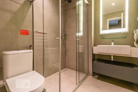 Banheiro de kitnet/studio para alugar com 1 quarto, 34m² em Alphaville Industrial, Barueri
