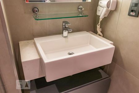 Detalhe do Banheiro de kitnet/studio para alugar com 1 quarto, 34m² em Alphaville Industrial, Barueri