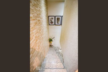 Casa à venda com 110m², 2 quartos e 2 vagasescada acesso sala