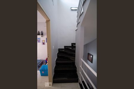 Casa de condomínio à venda com 118m², 4 quartos e 2 vagasEscada