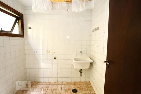 Casa de condomínio à venda com 250m², 4 quartos e 5 vagas Casa de condomínio à venda com 250m², 4 quartos e 5 vagasÁrea de Serviço