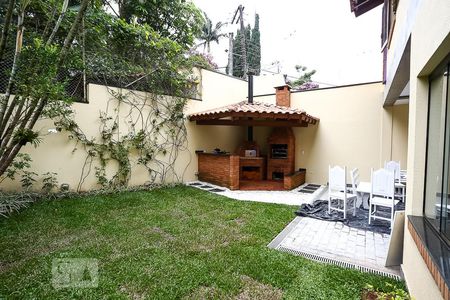 Casa de condomínio à venda com 250m², 4 quartos e 5 vagas Casa de condomínio à venda com 250m², 4 quartos e 5 vagasÁrea Externa