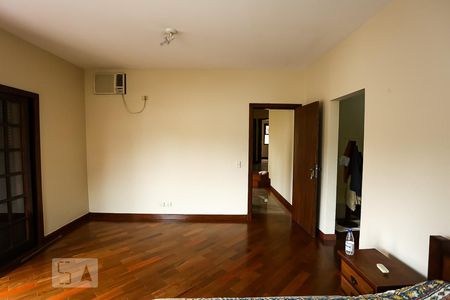 Casa de condomínio à venda com 250m², 4 quartos e 5 vagas Casa de condomínio à venda com 250m², 4 quartos e 5 vagasQuarto