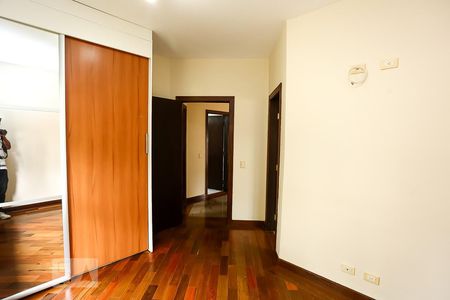 Casa de condomínio à venda com 250m², 4 quartos e 5 vagas Casa de condomínio à venda com 250m², 4 quartos e 5 vagasQuarto
