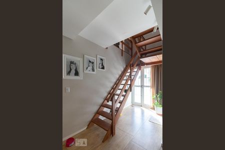 Casa à venda com 300m², 4 quartos e 5 vagas Casa à venda com 300m², 4 quartos e 5 vagasEscada