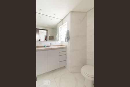 Casa à venda com 300m², 4 quartos e 5 vagas Casa à venda com 300m², 4 quartos e 5 vagasBanheiro da Suíte