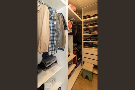 Casa à venda com 300m², 4 quartos e 5 vagas Casa à venda com 300m², 4 quartos e 5 vagasQuarto Suíte
