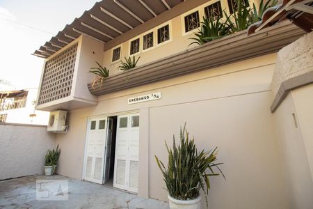 Casa à venda com 300m², 4 quartos e 5 vagas Casa à venda com 300m², 4 quartos e 5 vagasFachada