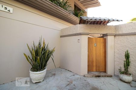 Casa à venda com 300m², 4 quartos e 5 vagas Casa à venda com 300m², 4 quartos e 5 vagasÁrea Externa