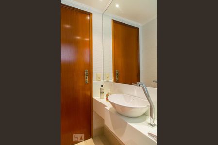 Apartamento à venda com 220m², 4 quartos e 3 vagas Apartamento à venda com 220m², 4 quartos e 3 vagasLavabo