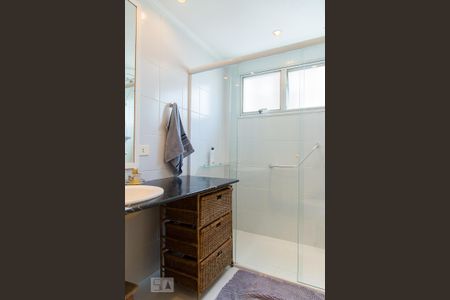 Apartamento à venda com 220m², 4 quartos e 3 vagas Apartamento à venda com 220m², 4 quartos e 3 vagasBanheiro social