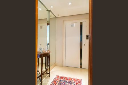 Apartamento à venda com 220m², 4 quartos e 3 vagas Apartamento à venda com 220m², 4 quartos e 3 vagasÁrea comum - Entrada