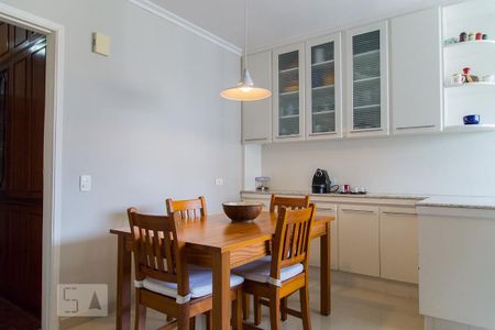 Apartamento à venda com 220m², 4 quartos e 3 vagas Apartamento à venda com 220m², 4 quartos e 3 vagasSala de almoço