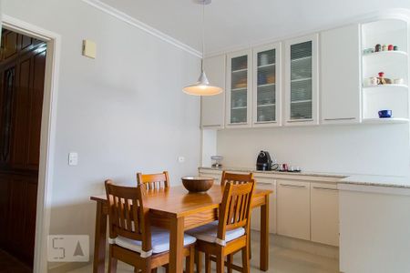 Apartamento à venda com 220m², 4 quartos e 3 vagas Apartamento à venda com 220m², 4 quartos e 3 vagasSala de almoço