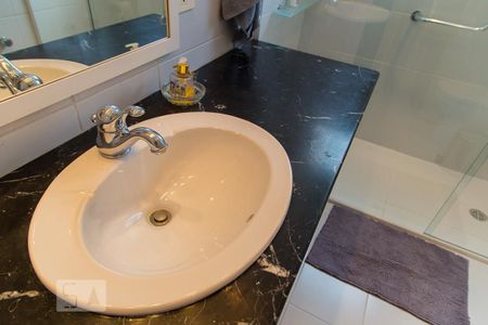 Apartamento à venda com 220m², 4 quartos e 3 vagas Apartamento à venda com 220m², 4 quartos e 3 vagasBanheiro social - Detalhe