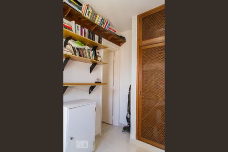 Apartamento à venda com 220m², 4 quartos e 3 vagas Apartamento à venda com 220m², 4 quartos e 3 vagasQuarto de serviço