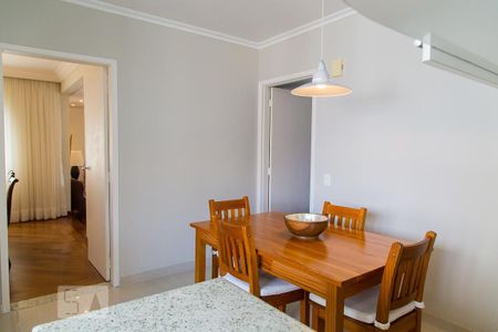 Apartamento à venda com 220m², 4 quartos e 3 vagas Apartamento à venda com 220m², 4 quartos e 3 vagasSala de almoço