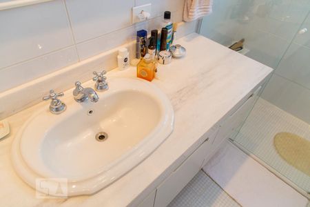 Apartamento à venda com 220m², 4 quartos e 3 vagas Apartamento à venda com 220m², 4 quartos e 3 vagasBanheiro da suíte - Detalhe