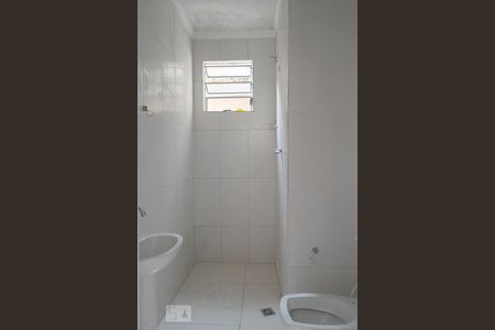 Banheiro de casa para alugar com 1 quarto, 70m² em Vila Zat, São Paulo