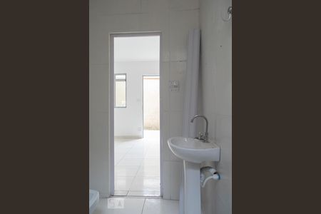 Banheiro de casa para alugar com 1 quarto, 70m² em Vila Zat, São Paulo