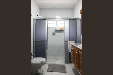 Casa para alugar com 236m², 3 quartos e 4 vagas Casa para alugar com 236m², 3 quartos e 4 vagasBanheiro da Suite