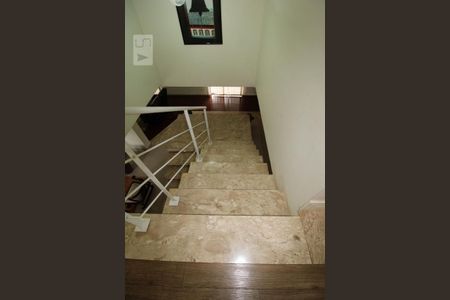 Casa para alugar com 800m², 4 quartos e 6 vagasEscada