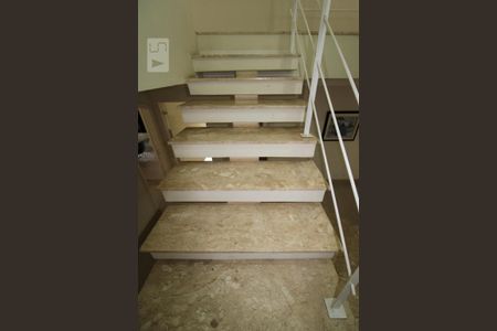 Casa para alugar com 800m², 4 quartos e 6 vagasEscada