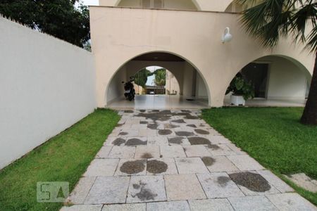 Casa para alugar com 800m², 4 quartos e 6 vagasFachada