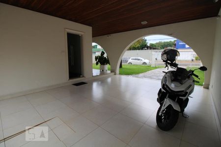 Casa para alugar com 800m², 4 quartos e 6 vagasGaragem (frente)