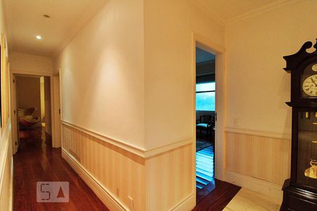 Apartamento à venda com 271m², 4 quartos e 5 vagas Apartamento à venda com 271m², 4 quartos e 5 vagasCorredor