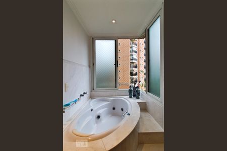 Apartamento à venda com 271m², 4 quartos e 5 vagas Apartamento à venda com 271m², 4 quartos e 5 vagasBanheiro da Suíte 1