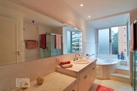 Apartamento à venda com 271m², 4 quartos e 5 vagas Apartamento à venda com 271m², 4 quartos e 5 vagasBanheiro da Suíte 1