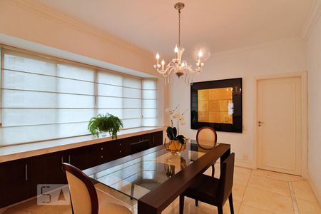 Apartamento à venda com 271m², 4 quartos e 5 vagas Apartamento à venda com 271m², 4 quartos e 5 vagasSala de Jantar