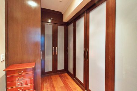 Apartamento à venda com 271m², 4 quartos e 5 vagas Apartamento à venda com 271m², 4 quartos e 5 vagasCloset da Suíte 1