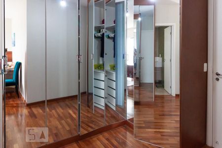 Apartamento à venda com 171m², 3 quartos e 3 vagas Apartamento à venda com 171m², 3 quartos e 3 vagasCloset