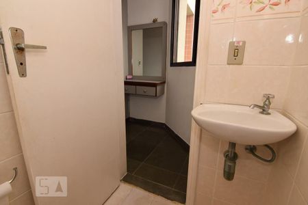 Apartamento para alugar com 220m², 3 quartos e 2 vagas Apartamento para alugar com 220m², 3 quartos e 2 vagasBanheiro da Suíte 1