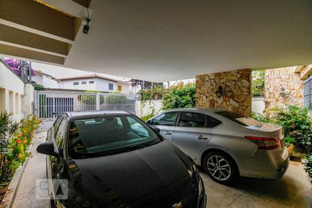 Casa à venda com 510m², 5 quartos e 4 vagas Casa à venda com 510m², 5 quartos e 4 vagasGaragem