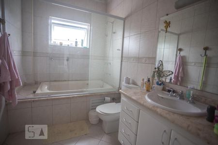 Casa à venda com 482m², 3 quartos e 6 vagas Casa à venda com 482m², 3 quartos e 6 vagasBanheiro suíte 3