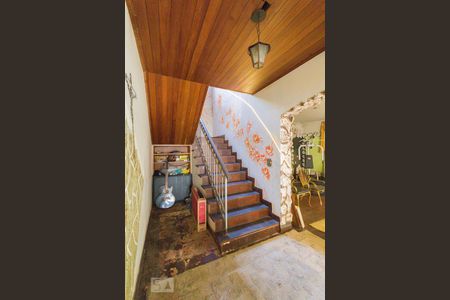 Casa à venda com 600m², 4 quartos e 3 vagas Casa à venda com 600m², 4 quartos e 3 vagasEscada