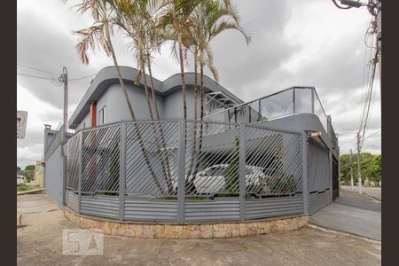 Casa à venda com 198m², 5 quartos e 4 vagas Casa à venda com 198m², 5 quartos e 4 vagasFachada