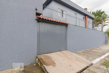 Casa à venda com 198m², 5 quartos e 4 vagas Casa à venda com 198m², 5 quartos e 4 vagasFachada / Garagem 2