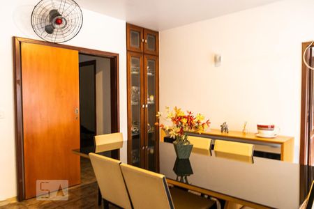 Casa à venda com 850m², 6 quartos e 5 vagas Casa à venda com 850m², 6 quartos e 5 vagasCopa/Sala de Jantar