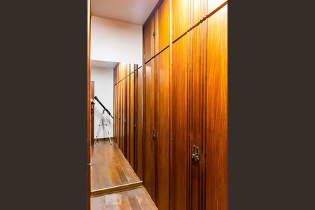 Casa à venda com 850m², 6 quartos e 5 vagas Casa à venda com 850m², 6 quartos e 5 vagasCloset