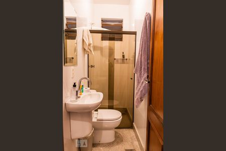 Casa à venda com 850m², 6 quartos e 5 vagas Casa à venda com 850m², 6 quartos e 5 vagasBanheiro 2