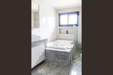 Casa à venda com 850m², 6 quartos e 5 vagas Casa à venda com 850m², 6 quartos e 5 vagasBanheiro da Suíte 1