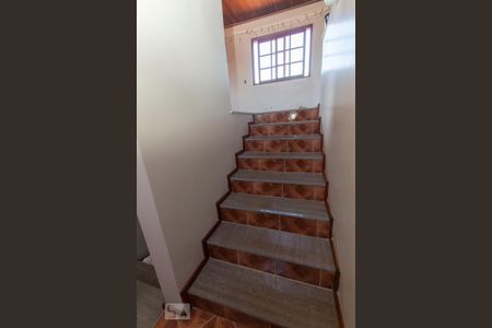 Casa à venda com 300m², 4 quartos e 2 vagas Casa à venda com 300m², 4 quartos e 2 vagasEscada