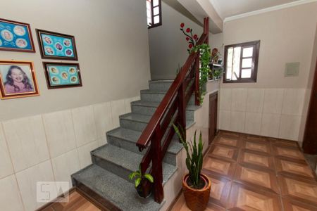 Casa à venda com 300m², 4 quartos e 2 vagas Casa à venda com 300m², 4 quartos e 2 vagasEscada