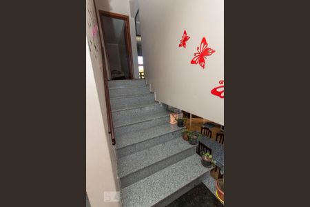 Casa à venda com 300m², 4 quartos e 2 vagas Casa à venda com 300m², 4 quartos e 2 vagasEscada